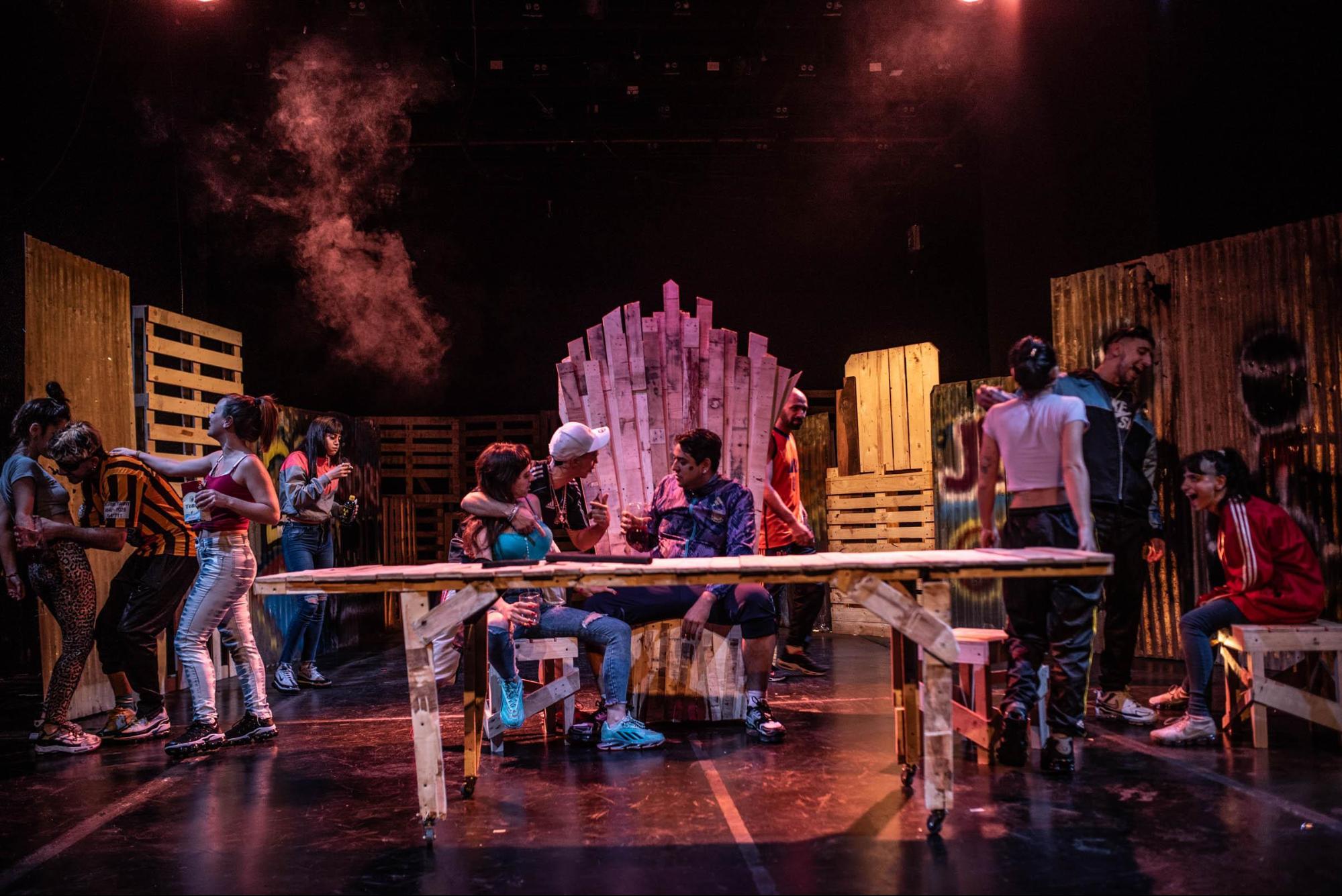 Un grupo de personas en un escenario

El contenido generado por IA puede ser incorrecto.