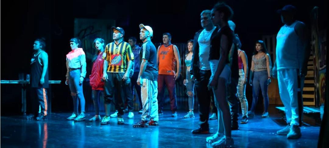 Un grupo de personas en un escenario

El contenido generado por IA puede ser incorrecto.