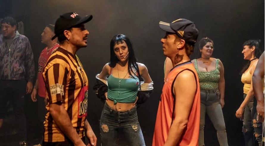 Un grupo de personas de pie

El contenido generado por IA puede ser incorrecto.