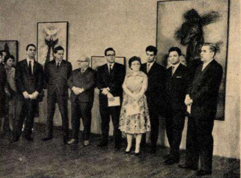 Foto en blanco y negro de un grupo de personas posando por un foto

Descripci&oacute;n generada autom&aacute;ticamente