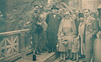 Foto en blanco y negro de un grupo de personas de pie

Descripción generada automáticamente con confianza baja