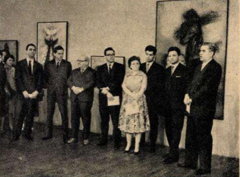 Foto en blanco y negro de un grupo de personas posando por un foto

Descripción generada automáticamente