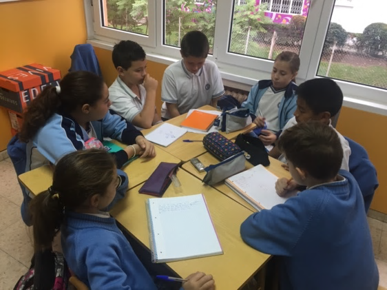 Un grupo de ni&ntilde;os sentados en una mesa

Descripci&oacute;n generada autom&aacute;ticamente con confianza media