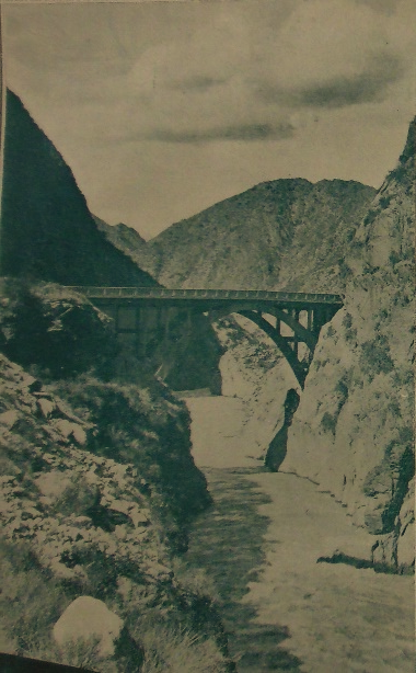 Una imagen de una montaña

Descripción generada automáticamente con confianza baja