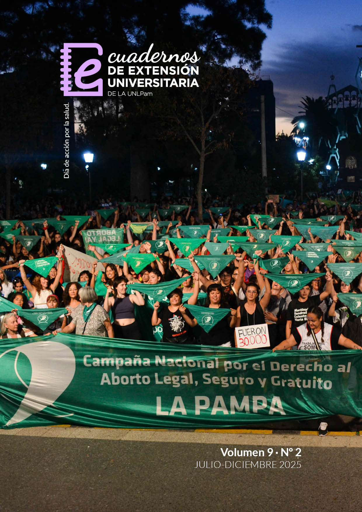 Obra de Tapa. “28 de mayo - Día Internacional de acción por la salud de las mujeres”, de Mirta Noemí Fiorucci. La fotografía captura una concentración nocturna multitudinaria en una plaza pública, destacando la participación activa de cientos de personas que portan banderas y pancartas verdes, símbolo del movimiento por el derecho al aborto legal, seguro y gratuito. Las pancartas exhiben el logo de la Campaña Nacional por el Derecho al Aborto, reflejando la cohesión y el propósito del evento. La concentración tuvo lugar el 28 de mayo de 2019, en el marco del Día de Acción por la Salud de las Mujeres, en la plaza "San Martín" de Santa Rosa, capital de La Pampa, Argentina. La multitud llena la plaza, con personas de pie y levantan las banderas con entusiasmo. La imagen proyecta un ambiente de activismo, determinación y reivindicación por parte de la comunidad en su lucha por los derechos reproductivos y la autonomía de las mujeres.